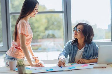 Pozitif genç arkadaşlar birbirine bakarak
