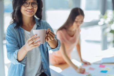 Bir fincan çay ile seçici odak