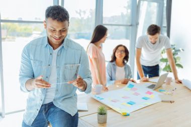 Bir tablet tutan memnun olumlu adam