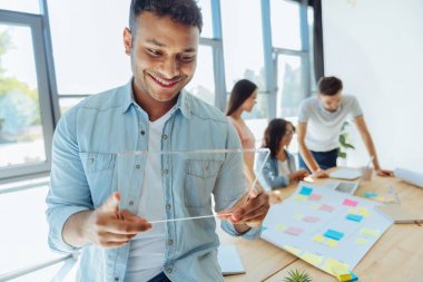 Neşeli yakışıklı tablet kullanma