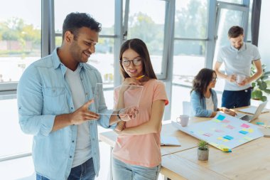 Modern teknoloji kullanan akıllı gençlerin