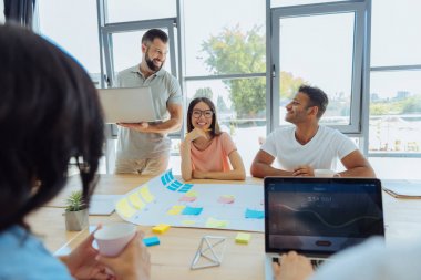 Neşeli pozitif meslektaşları eğleniyor