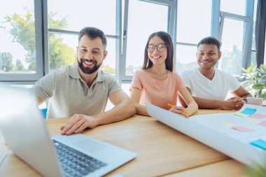 Mutlu neşeli arkadaşları dizüstü ekran arıyorum