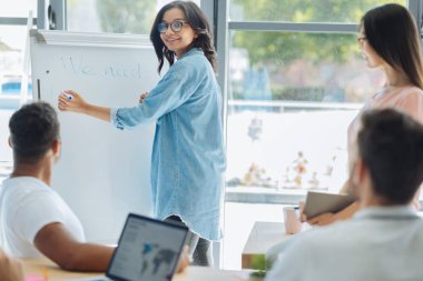 Bir fosforlu kalem tutan akıllı yaratıcı kadın