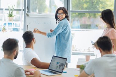Beyaz tahta üzerinde yazma olumlu memnun kadın