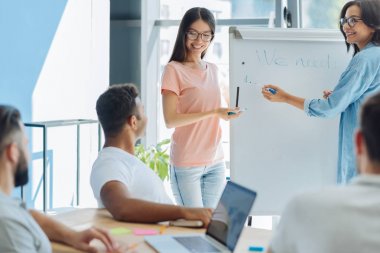 Güzel genç kadın eğitim subayı yardımcı