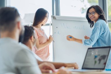 Yazmak için hazır olmak memnun hoş kadın