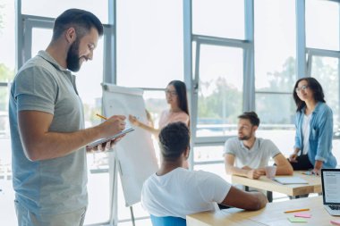 Bilgileri belirterek akıllı olumlu adam