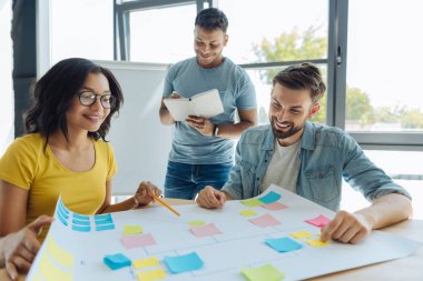 Neşeli pozitif insanlar işlerini zevk