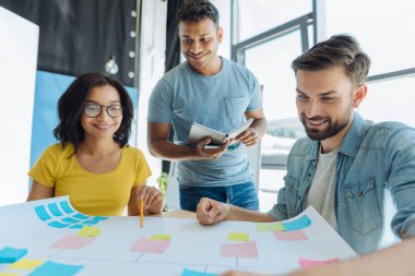 Neşeli akıllı insanlar onların düzeni arıyorum