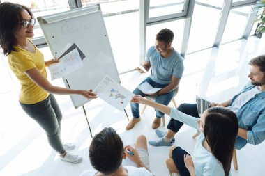 Haritanın fotoğrafını hoş genç kadın