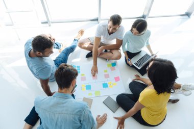 Daire içinde oturan akıllı yaratıcı insanlar