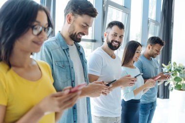 Size gülümseyen mutlu çekici adam