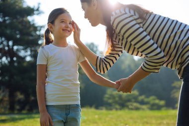 Nazik anne kızı yanağını okşayarak