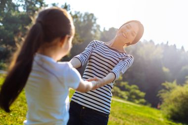Mutlu anne onun kızı açık havada iplik