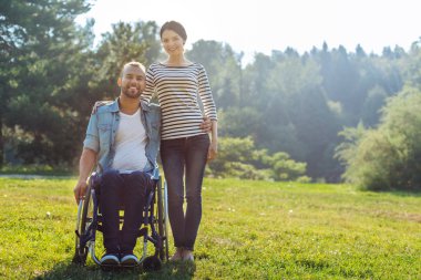 Karısı ve kocası çayırda poz Engelli