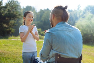 Küçük kızının oynarken pat-bir-pasta Engelli babasıyla birlikte