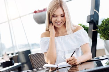 Onun not defterinde yazılı çekici yaratıcı kadın