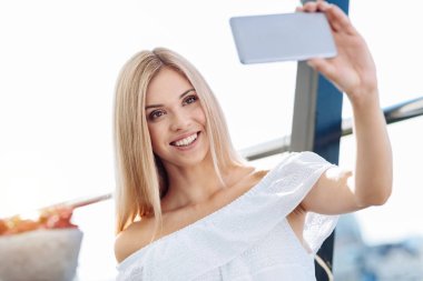 Kameraya bakarak neşeli pozitif kadın