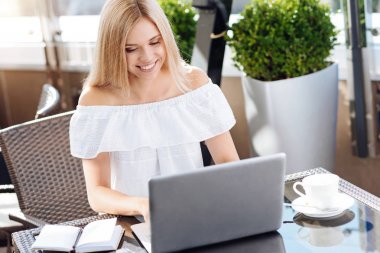 Internet'te sörf mutlu memnun kadın