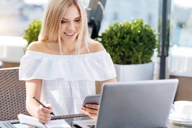 Neşeli pozitif kadın not almak