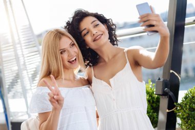Mutlu mutlu kadın bir selfie alarak