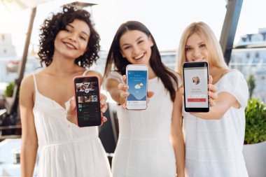 Seçici odak üç modern Smartphones