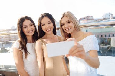 Neşeli güzel kadın selfies alarak
