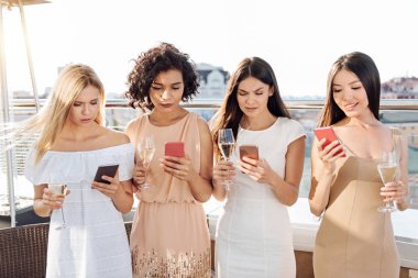 Güzel hoş kadınlar onların akıllı telefon ekranları arıyor