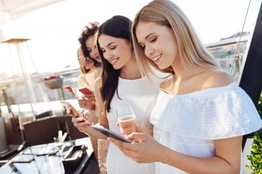 Onun mesajlarını memnun sarışın kadın