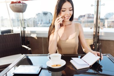 Güzel akıllı kadın defterini arıyor