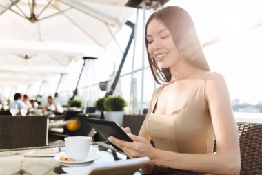 Çok mutlu neşeli kadın tablet kullanma