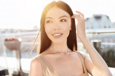 Çok mutlu rüya gibi kadın saçlarını sabitleme