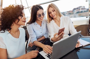 Çok mutlu neşeli kadın keyfi yerinde