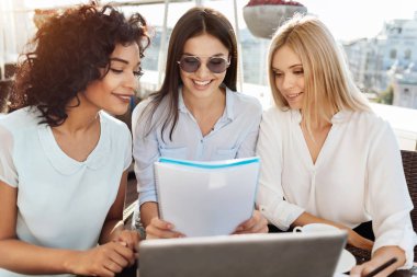 Onların projede çalışan olumlu akıllı iş arkadaşları