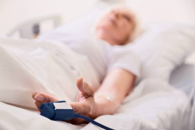 Kararsız zayıf yaşlı kadın kalp atışları kontrol altında olması