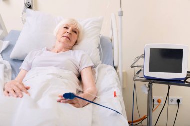 Yaşlı acıyan kadın onun sağlığının iyileştirilmesi