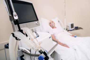 Tıbbi cihazlar sayesinde sürekliliğinin kararsız yaşlı bayan