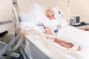 Gerekli yaşam destek almak bilinçsiz hasta kadın