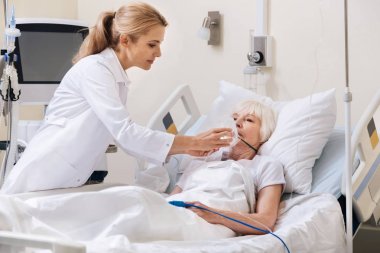 Oksijen kaynağı maskesi kullanarak kararlı nitelikli doktor
