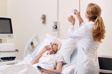 Büyüleyici vicdanlı eğitimli doktor kontrol serumu