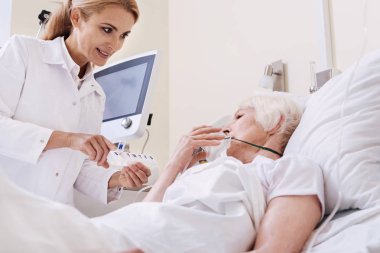 Parlak tatlı doktor hasta onun yeni talimatlar vermek