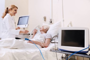 Kolay parlak kadının doktoru ile konuşma