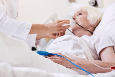 Yetenekli güzel doktor ekipman denetimi