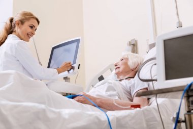 Tatlı nitelikli doktor parlak hastasını konuşuyor