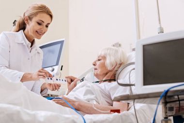 Onun hasta uygun makinelinin veren zeki harika Doktor