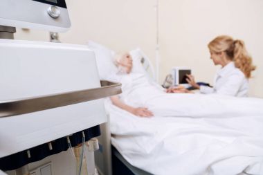 Usta özenli doktor hastasını nabzını kontrol