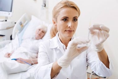 Tam nitelikli doktor dozu tahmin etme