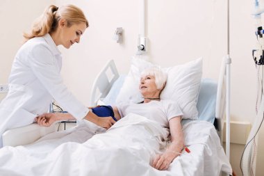 Zeki doktor tansiyon ölçme taahhüt