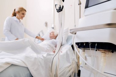 Bazı prosedürleri çalışan anlayışlı uzman doktor